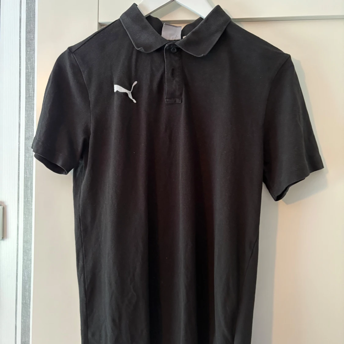 Svart pikétröja från Puma