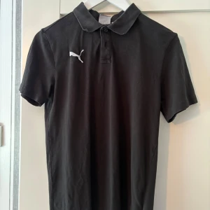Svart pikétröja från Puma - Tjena säljer denna pumapiké. Väldigt stilren och skön att lira golf i. Skriv om ni har fler frågor eller vill ha fler bilder.