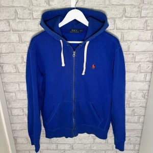 Ralph Lauren zip - Blå Ralph Lauren zip-hoodie i strl M. Klassisk modell i bomull med luva och broderad logga. Bra skick – perfekt för både vardag och chill outfits. Hör av dig vid intresse! 🙌