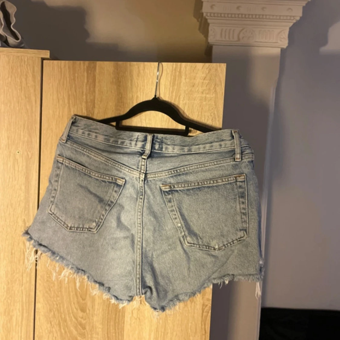 Ljusblå jeansshorts från Agolde - 2