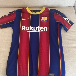FC Barcelona Neymar Jr 11 matchtröja - Barça-fans! Säljer en officiell FC Barcelona matchtröja från Nike med Neymar Jr och nummer 11 på ryggen. Tröjan är kortärmad, har klassiska blå och röda ränder med gula detaljer, klubbmärke, La Liga-patch och sponsorer. Tillverkad i lätt och ventilerande polyester.
