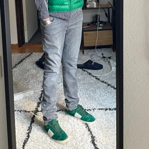 Gråa Jeans  - Snygga gråa jeans från Jack & Jones! Helt nya använda 1 gång! Passformen är Slim | Glenn, Storlek 29 32! 