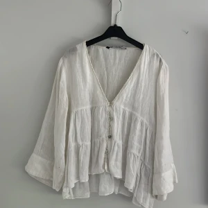 Vit volangblus från Zara i linne - Super söt blus från Zara!🥰