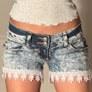 Low jeansshorts med spets - Midjemått: 38cm. Kolla in min profil och följ för fler plagg🙌