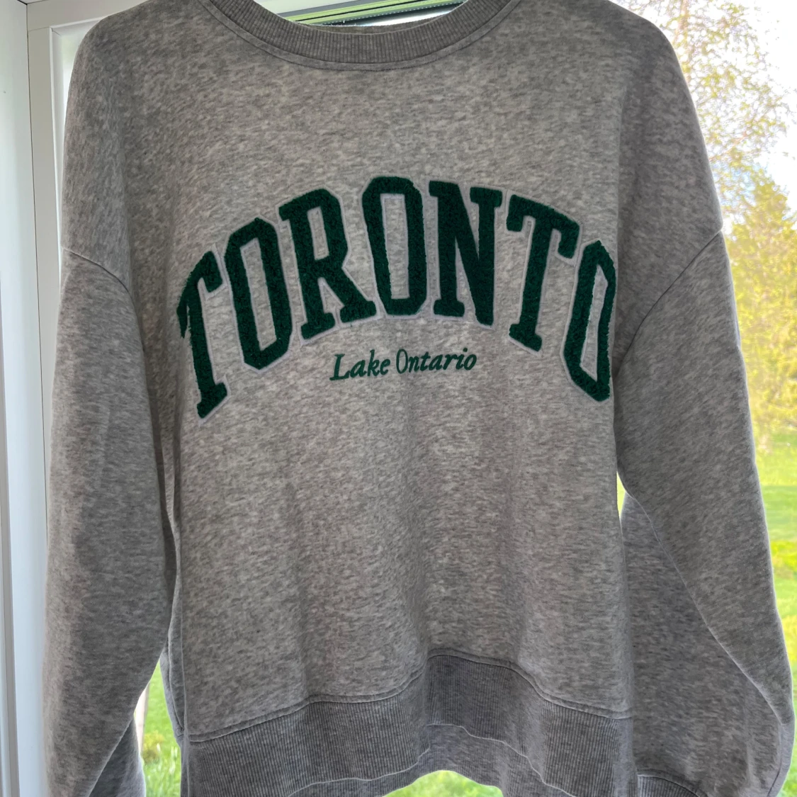 Grå college-tröja  - 1