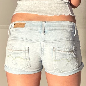 Ljusblåa jeansshorts låg midja  - Midjemått: 36cm. Kolla in min profil och följ för fler plagg🙌