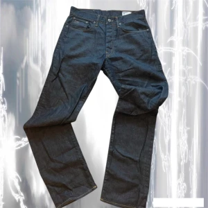 G-Star RAW jeans 32x34 - Snygga mörkblå (nästan svarta) jeans från G-Star RAW med rak passform, pris kan diskuteras. (32x34)