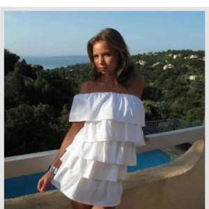 Vit volangklänning med one shoulder - Säljer nu min superfina klänning från Anielle i storlek Xs längd short. Perfekt till studenten eller sommarens alla tillfällen! Endast använd en gång under champagnefrukosten och utspringet. 
