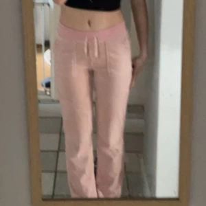 Intresse koll juicy byxor!!  - Jag lägger nu ut en intresse koll på mina juicy byxor! Det finns ett ”brännmärke” på dom med det är inget som märks som man kan se på det andra bilderna. De är i storlek Xs och är bra i längden på mig som är 175 cm lång!!  Kom med pris förslag 