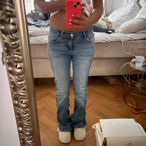 Ljusblå bootcut jeans låg midja - Säljer ett par ljusblå jeans med bootcut-modell och låg midja från Gina Tricot i storlek 34. Tyvärr är lappen avklippt men annars är dom i väldigt bra skick + pytte lite slitningar nertill 