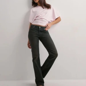 Levis Superlow Boot - Super snygga svarta lågmidjade jeans. Storlek W25L32, köpta från Nelly. Endast använda en gång!! Nypris 949 kr