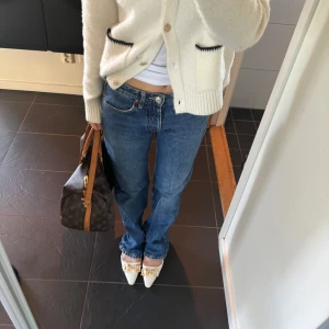 Blå raka jeans midwaist - Säljer ett par klassiska blå jeans