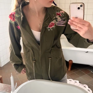 Grön jacka med broderi - Supersöt, storlek 40 men är lite tajt så tipsar för M🌺Grön/brun färg
