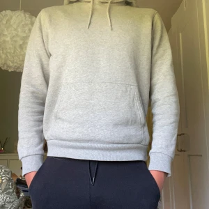 Grå hoodie från Les Deux - Säljer en stilren grå hoodie från Les Deux i storlek S. Köpt på Åhléns i Stockholm i vintras men den är för liten för mig nu väldigt bra skick, hör av er om minsta fundering 😁