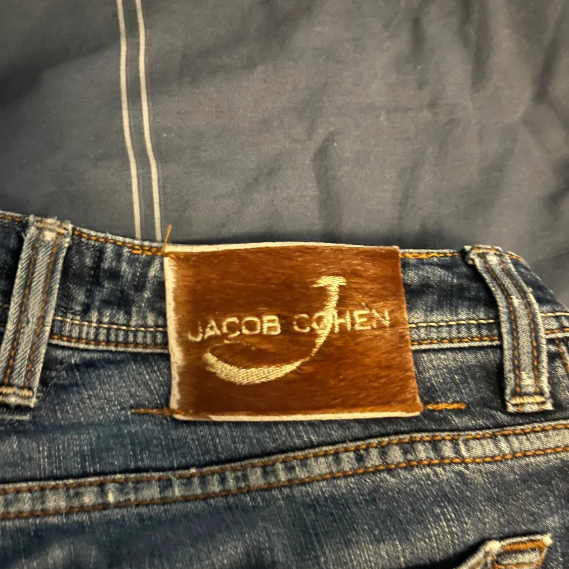 Blå slitna jeans från Jacob Cohen - 1