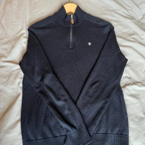 Mörkblå stickad half zip-tröja - Snygg mörkblå stickad tröja från Morris med half zip och liten broderad logga på bröstet. Använd max 10 gånger. Nypris 1799kr. Priset går att förhandlas
