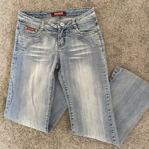Lågmidjade flare jeans - Lågmidjade jeans med en rakare flaremodell från Venus ross. Tidigare köpta på Vinted men i mycket bra skick. Är tidigare upplagda av den förra ägaren men det ser professionellt gjort ut, syns på bild 5. På baksidan saknas det ena hjärtat på bakfickorna, bild 4. Storlek W27 L32. Midjemåttet rakt över är 36 cm, innerbenslängden är 74 cm🩵