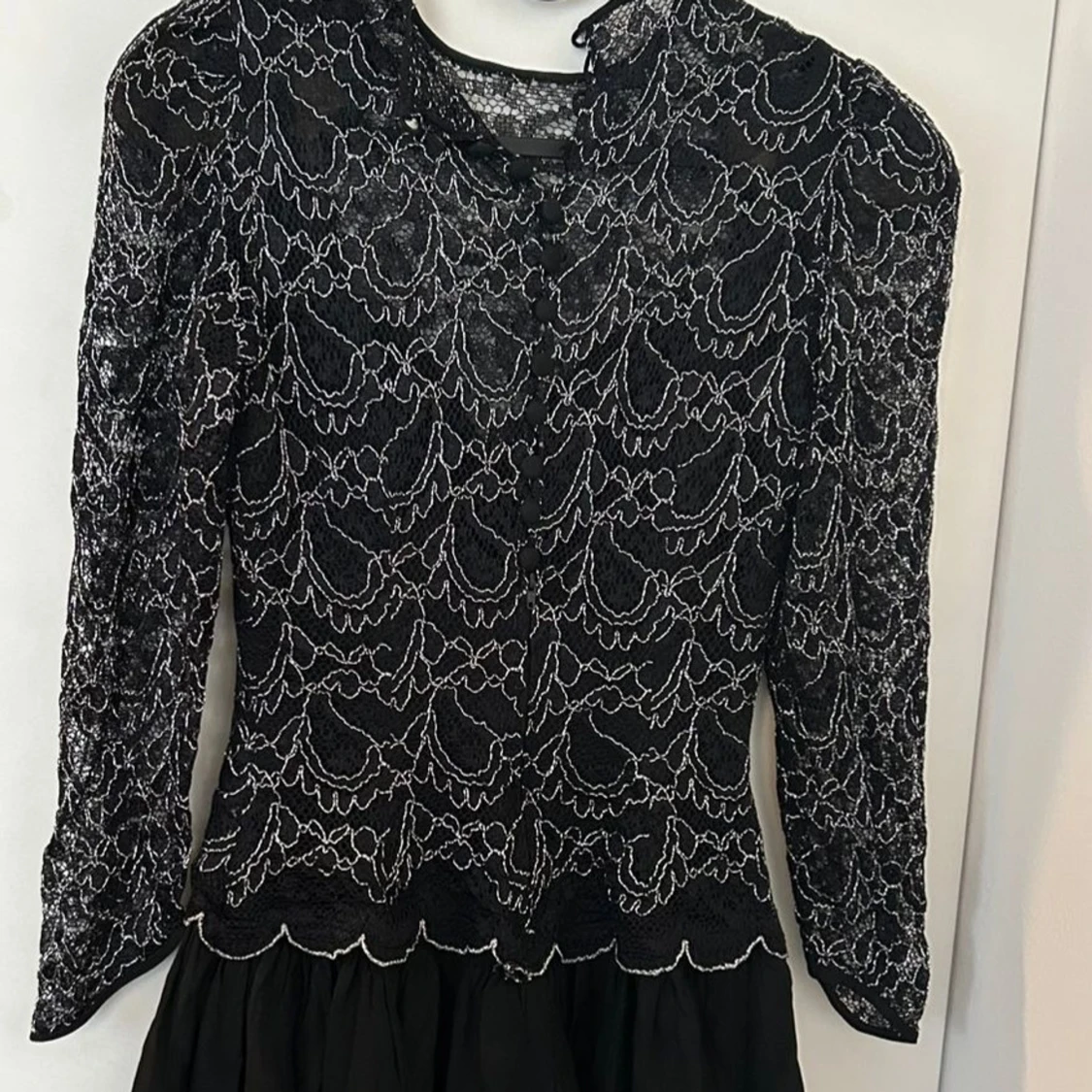 Svart spetsklänning med glitterdetaljer - 2