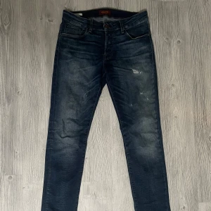 Jack & Jones jeans - Tja säljer nu dessa unika marinblåa jeansen ifrån Jack & Jones i storlek 32/30 för endast 299kr! Väldigt fint skick och bra passform! Priset är ej hugget i sten! Skriv i dm vid funderingar🙌