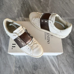 Valentino Open skor  - Valentino Open - Skick: Knappt använda - Tillbehör: Valentino kort - Nypris: 6000kr - TrendWardrobe