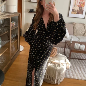 Slutsåld adoore klänning  - Slutsåld klänning, storlek 36.  Jättefin men kom tyvärr inte till användning.  Helt ny och aldrig använd! Prislappen är bara borttagen.