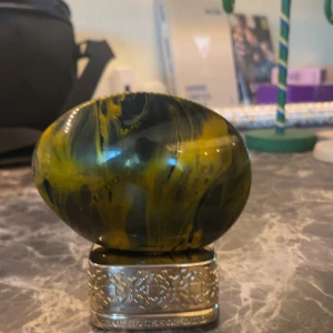 The House Of Oud Dates Delight Nische - NischeParfym från huset The House Of Oud, dates delight. Påminner mycket om angels share och pdm Oajan. Från början 2400kr 75 ml. Nu 1400 63ml~. Lådan skickas med. Vis snabb affär kan jag gå ner i pris.