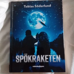 Spökraketen - Ett nervkittlande äventyr om Daisy och Elias som älskar rymden. Tillsammans dras de in i jakten på ett ufo-mysterium som kan förändra allt. Perfekt för dig som gillar spänning, mysterier och rymden!