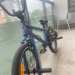 Bmx för unga den passar 7-12 åringar skulle jag säga - Den är i ganska bra skick den kommer med fyra spikar två på var sitt hjul, Den enda bakdelen är att frambromsen inte funkar(sönder) men annars funkar den som ny
