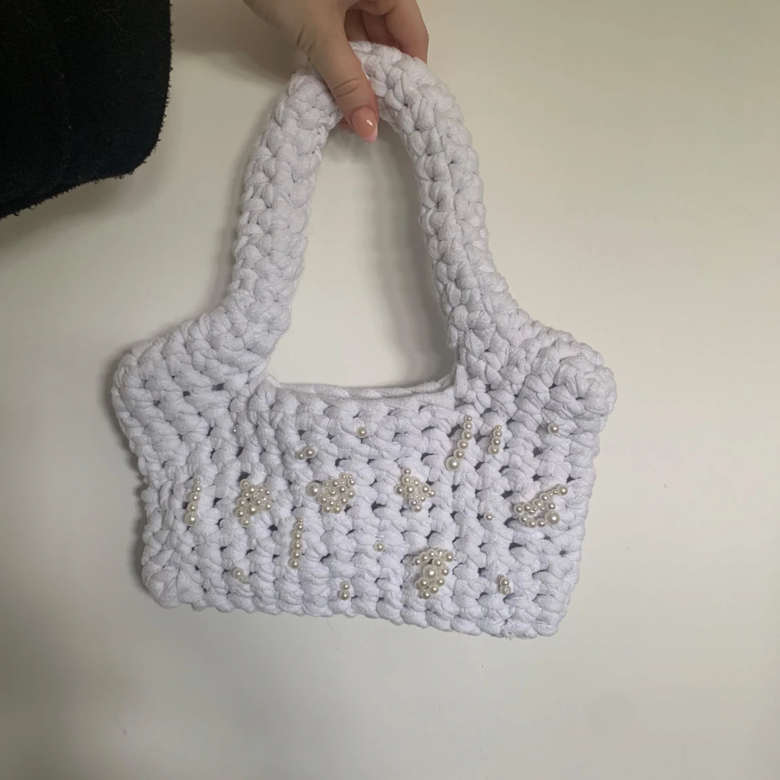 Handvirkad vit axelväska med pärlor - 4