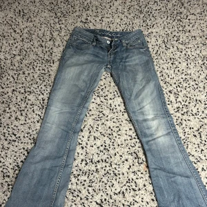 Low waist flare jeans - Jätte fina vintage low waist jeans från bondelind. Aldrig använda, för små för mig så kan tyvärr inte visa hur dom ser ut på. Skriv för frågor ❤️