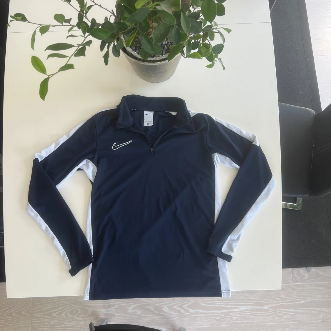 Nike marinblå långärmad träningströja