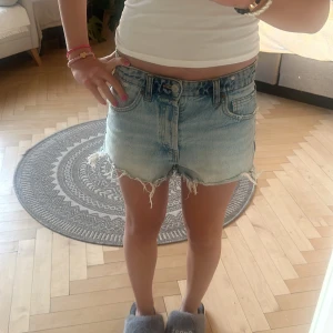 Zara jeansshorts  - Snygga jeansshorts från zara🥰 Bakfickorna ska se ut som dem gör så inget jag har förstört utan det är modellen! Väl använda men inga defekter därav priset💕 