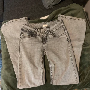 Nelly jeans - Jag säljer dessa snygga jeans då de inte kommit till någon stor användning. Jag har använt de två gånger, så det finns inga defekter.💕