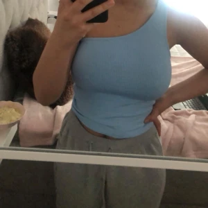 Off shoulder topp - Superfin Off shoulder topp från ginatricot superfin och använd fåtal gånger så är i nyskick 🩵