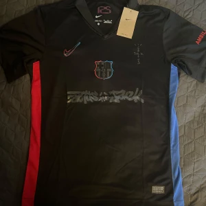 FC Barcelona Fotbollströja - Säljer en Travis Scott special FC Barcelona fotbollströja i storlek M som är helt ny med prislapp