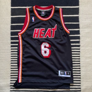 Miami Heat Lebron James basket tröja - Snyggt basket linne, Miami Heat med Lebron James på ryggen. Knappast använd med bra kvalitet. 