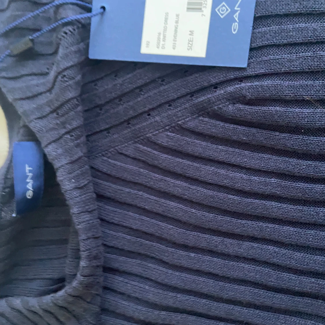 Mörkblå ribbad stickad klänning GANT - 2