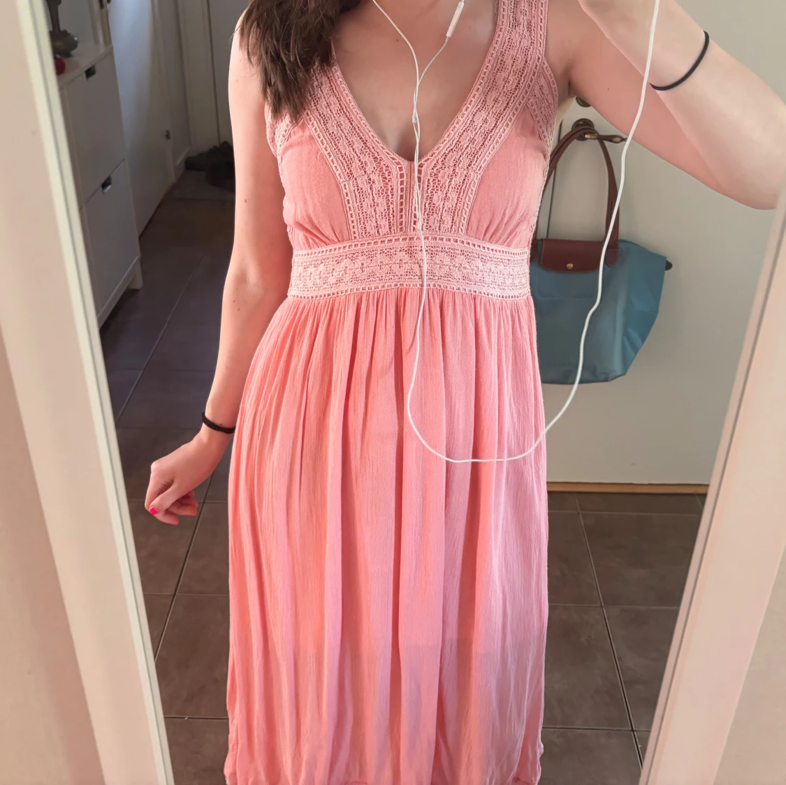 Ljusrosa långklänning med spetsdetaljer