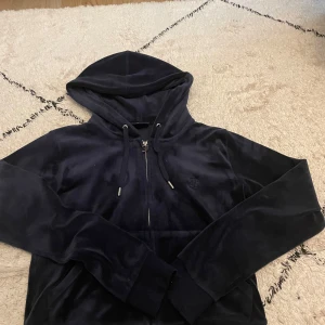 Mörkblå juicy tröja - Jag säljer min mörkblåa juicy tröja pga att den inte kommer till användning. Den har inga täcken på användning. Jag har använt den fårtal gånger☺️