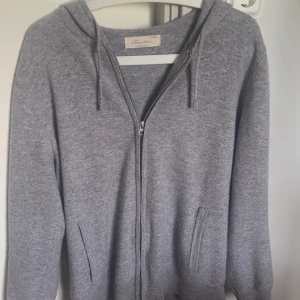 Grå cashmere hoodie från Sayless - En grå cashmere/kashmir hoodie från Sayless. Tröjan är i jättebra skick då den har användts försiktigt. Säljs då den passar för liten. Nypris är 899! Hör av er vid fler frågor! ☺️. 
