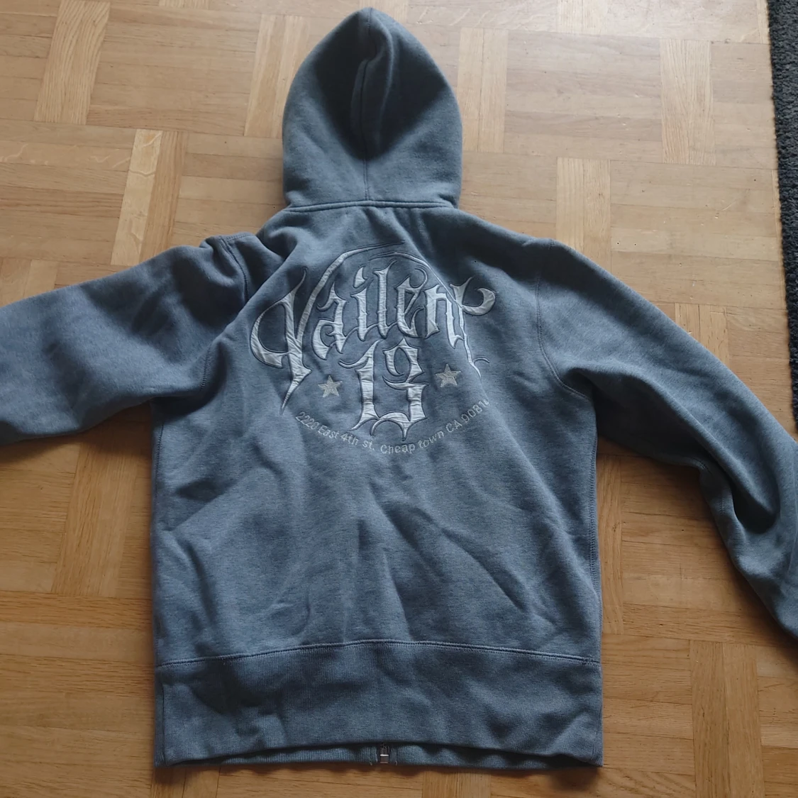 Grå hoodie med tryck från Vailent - 1