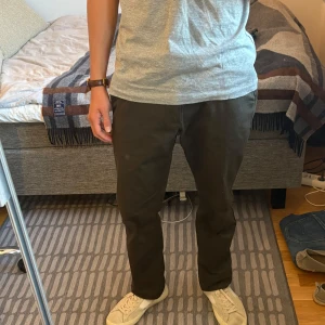 Army gröna chinos från Elvine - Snygga army gröna chinos från Elvine med klassisk rak passform. Ej använda med lappen kvar. Nypris 899. Perfekta för en clean och stilren look. Passar M i midjan. 