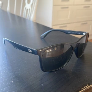 Svarta Ray-Bans - Snygga svarta Raybans. Klassisk logga på skalmen och linsen. Tillverkade i Italien och passar perfekt för dig som vill ha snygga glajjor till sommaren! Hör av er vid funderingar!