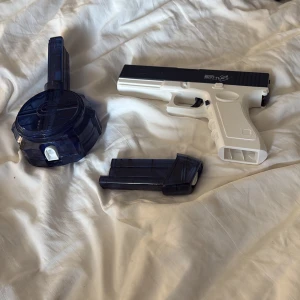 Vatten Glock (EL) - Bilderna visar en leksakspistol med tillbehör, inklusive magasin och batteri. Från Water battle.