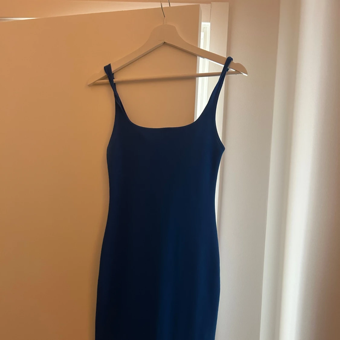Blå tight klänning med smala axelband