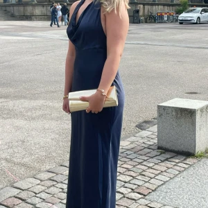 Supersnygg balklänning - Säljer nu denna otroliga klänningen🤩 endast använd en gång så är i väldigt bra skick. Posey maxi dress från revolve. Köpt för 1500, säljer den för 950!