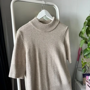 Beige stickad polotröja från Vila - Säljer en beige stickad polotröja från Vila i storlek XS med lite kortare ärmar! Använd men fortfarande i bra skick 🥰