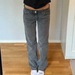 Lågmidjade jeans - Lågmidjade jeans från zara❤️ midjemåttet tvärs över är 37 cm och innerbenslängden 82 cm ungefär❤️
