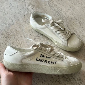 Saint Laurent sneakers - Snygga vita sneakers från Saint Laurent!! I tyg. Har självklart box, dustbag etc. Bara att skriva för fler frågor eller bilder!😇