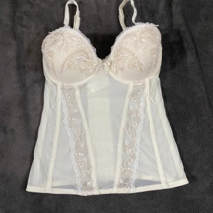 Beautiful lace corset  - 75B Length: 35cm Waist: 27cm x2 Cup: ↕️14cm ↔️ 16cm